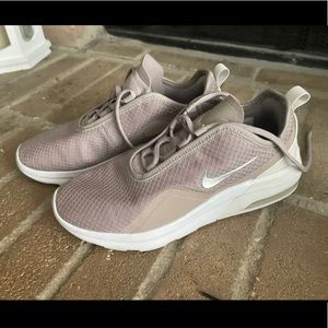 Nike motion  2 size 8